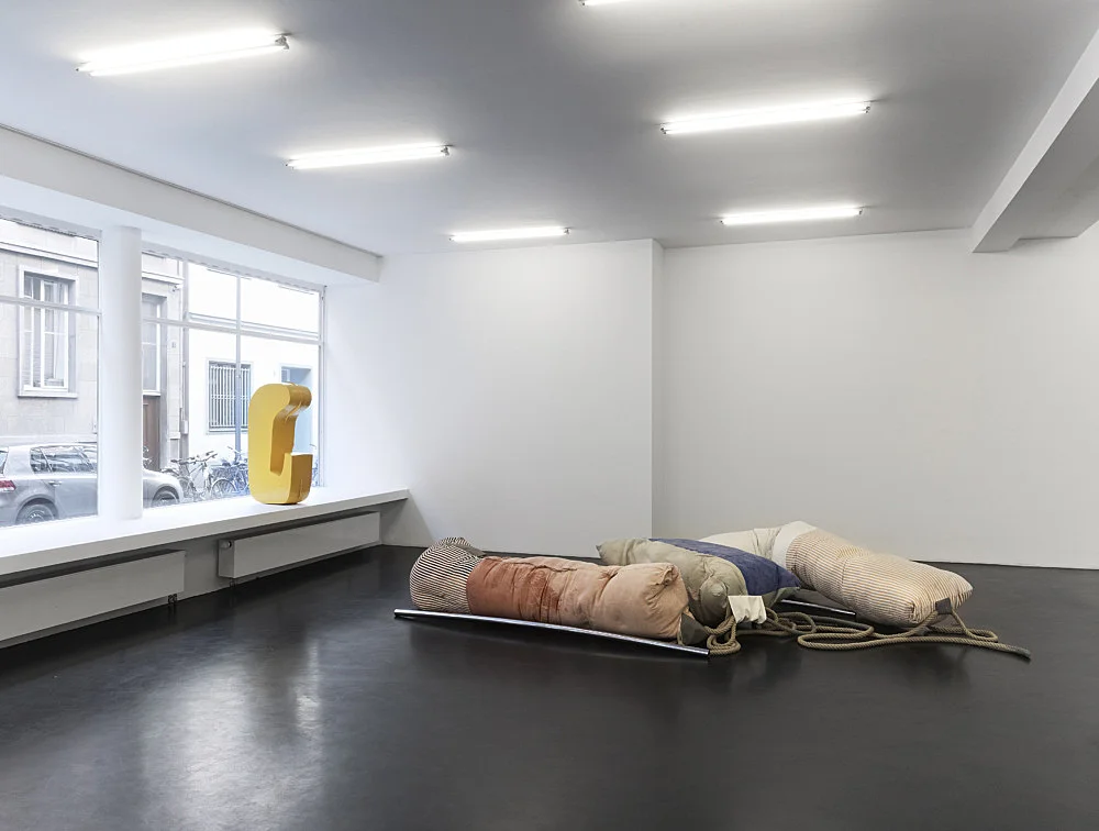 Fluffing the Pillows — Nairy Baghramian — Exhibitions — Galerie Buchholz — Image 00