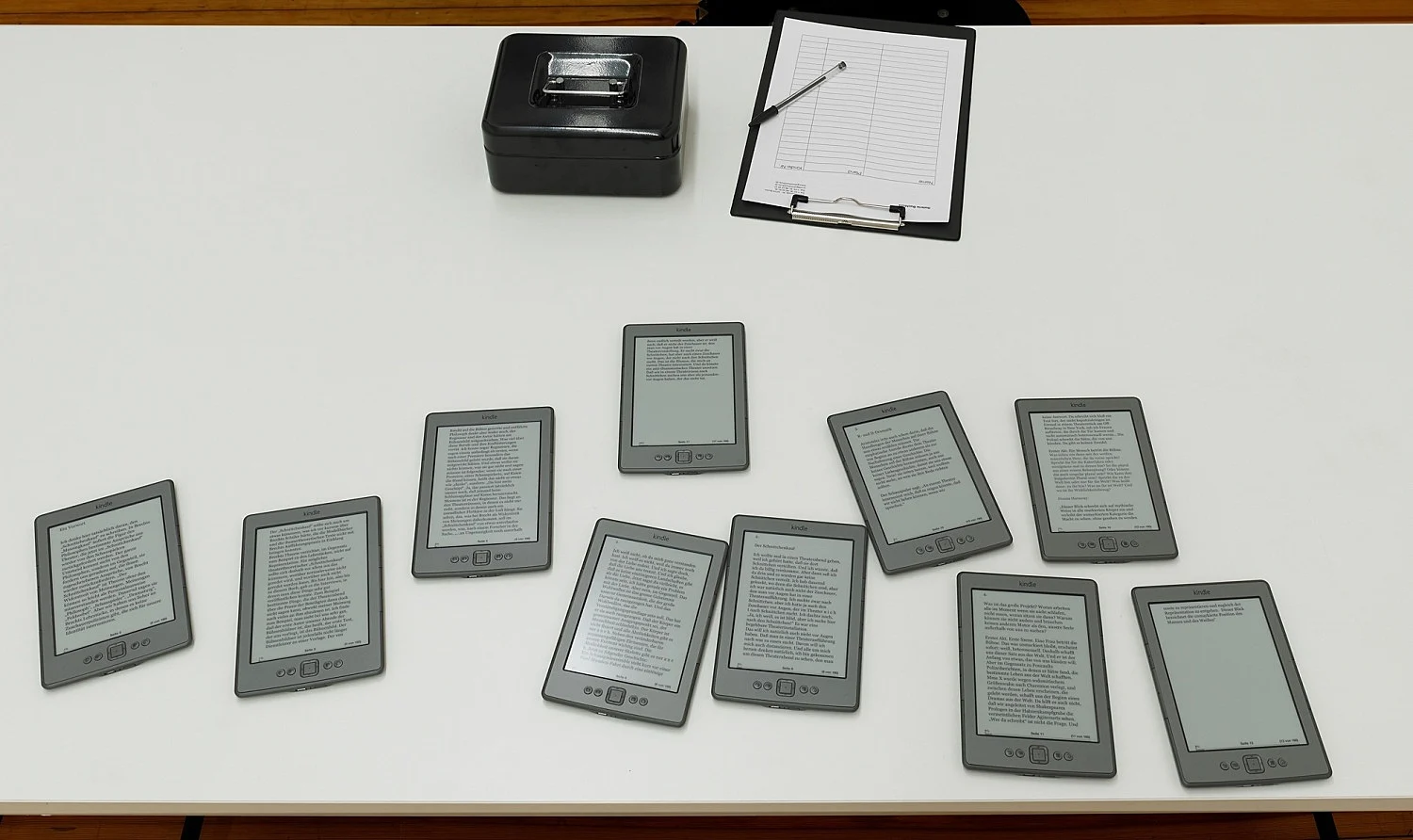 Der Dialog ist ein unverständlicher Klassiker  Der Schnittchenkauf 2011-2012 — René Pollesch — Exhibitions — Galerie Buchholz — Image 04