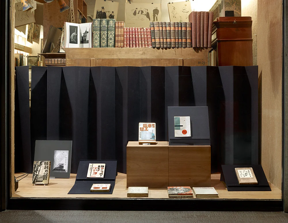 Buchentwürfe, Übersetzungen, Illustrierte Bücher Schaufenster zusammengestellt von Florian Pumhösl — Murayama Tomoyoshi — Exhibitions — Galerie Buchholz — Image 00