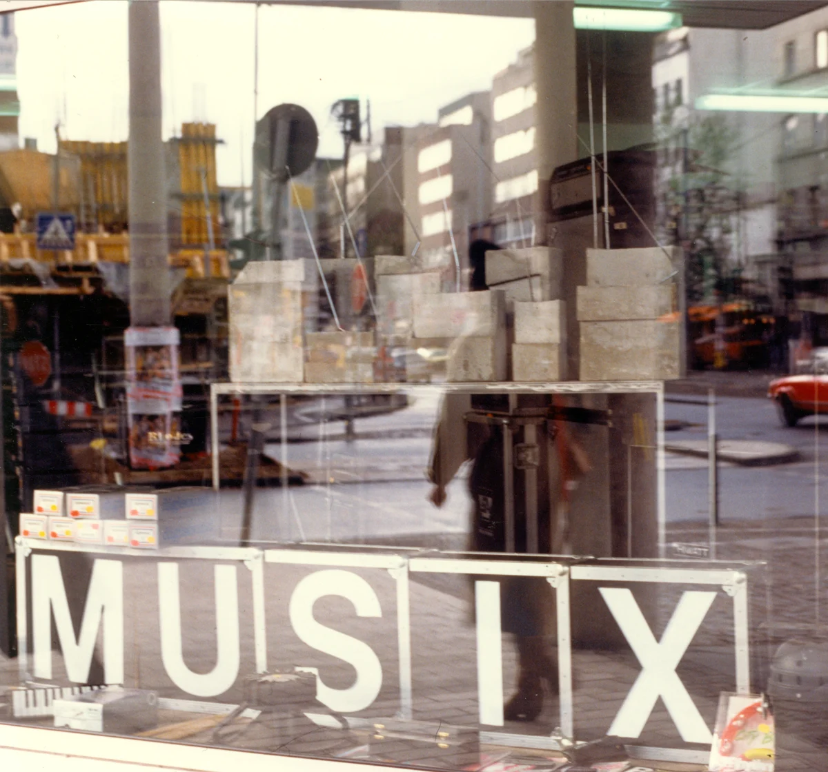 8220Weltempfnger8221 — Isa Genzken — Exhibitions — Galerie Buchholz — Image 05
