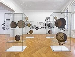 Forschungen an den Rändern der Schrift — Michael Oppitz — Exhibitions — Galerie Buchholz — Image 146