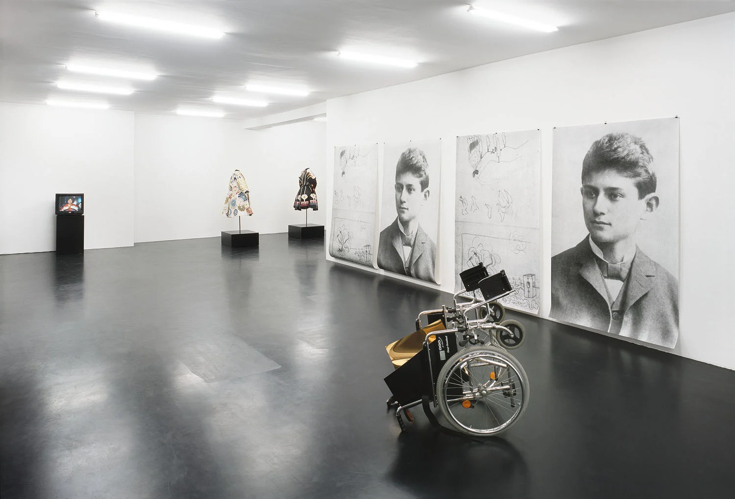 Birds in a Park an exhibition by Willem de Rooij — Fong-Leng Keren Cytter Isa Genzken  — Exhibitions — Galerie Buchholz — Image 04