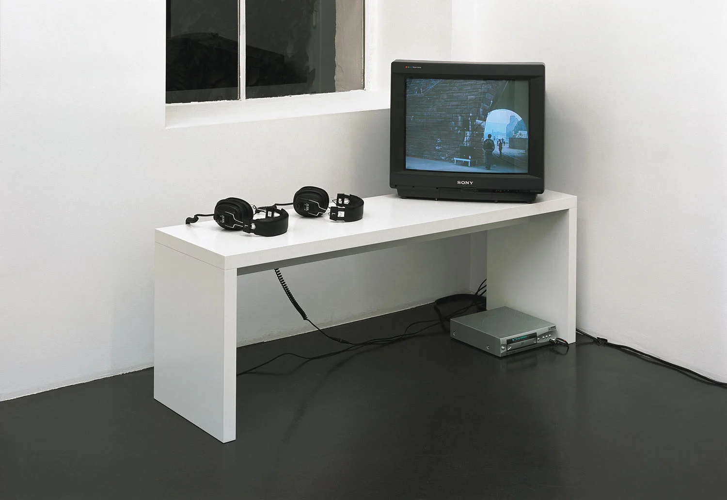 Teil18220Mllberg8221 — Tomma Abts Abel AuerHenning Bohl Bonnie CamplinBjorn Copeland Enrico DavidVincent Fecteau Isa GenzkenJulian Göthe... — Exhibitions — Galerie Buchholz — Image 05