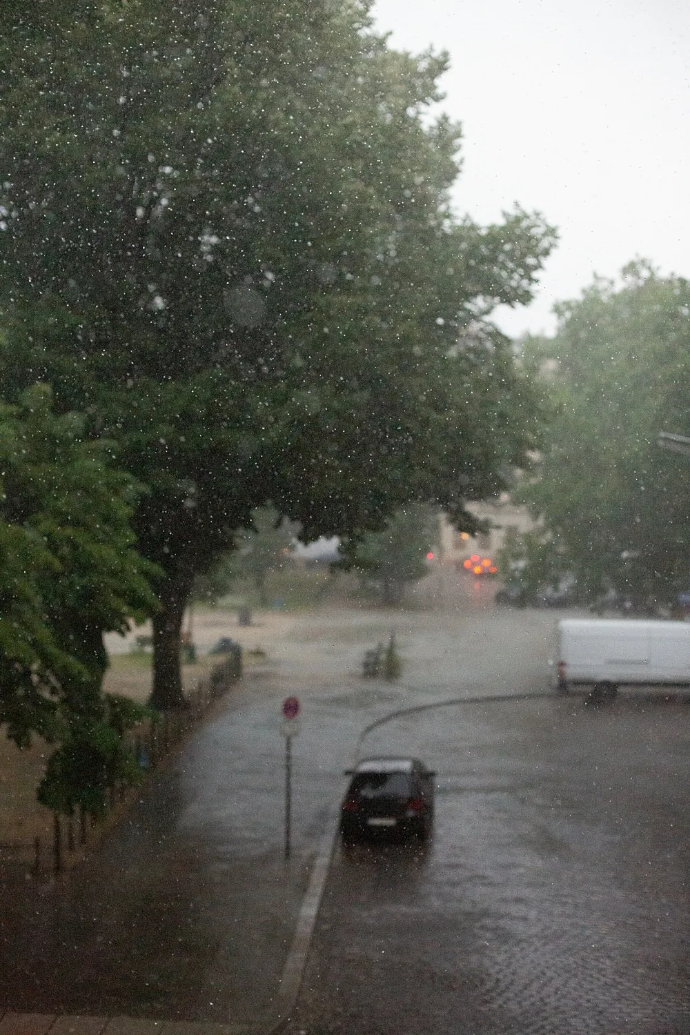 Summer Storm Rain Drops Freeze Frame — Wolfgang Tillmans — Exhibitions — Galerie Buchholz — Image 01