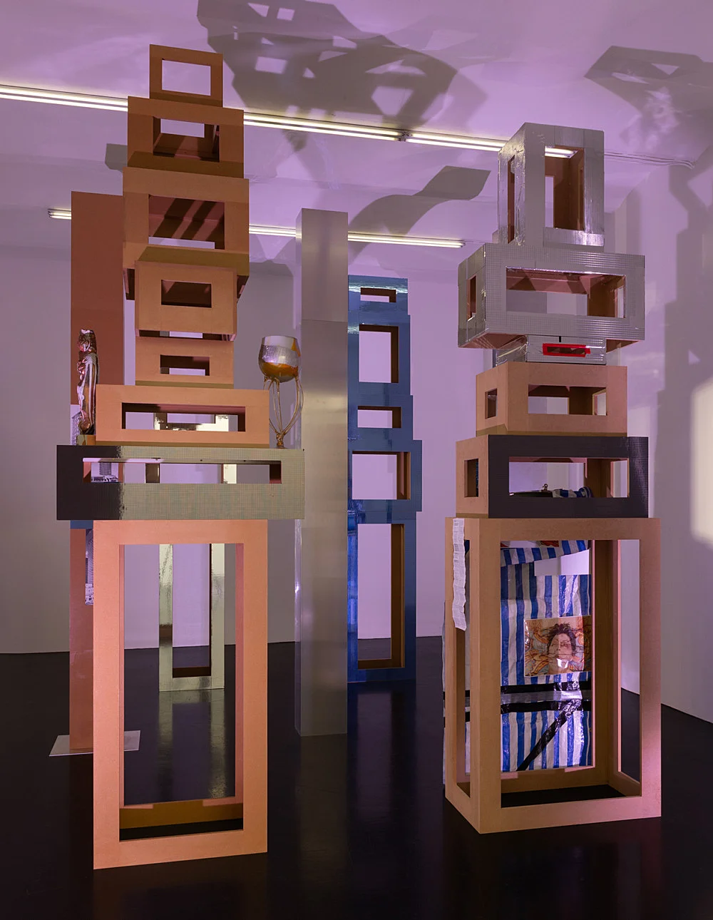 4 Turme, 3 Stelen, Schauspieler und Vollmond — Isa Genzken — Exhibitions — Galerie Buchholz — Image 05