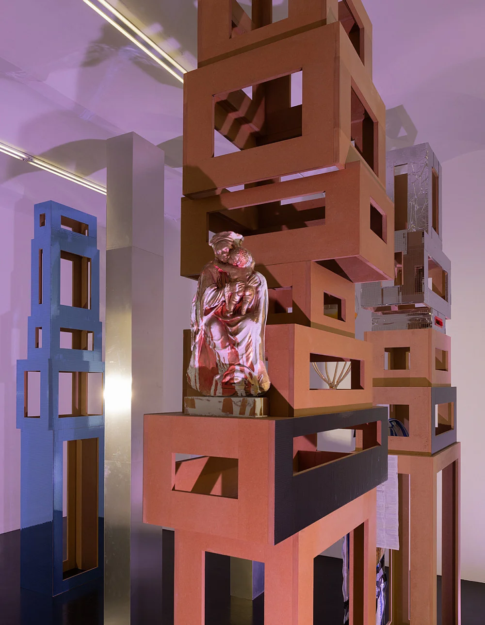 4 Turme, 3 Stelen, Schauspieler und Vollmond — Isa Genzken — Exhibitions — Galerie Buchholz — Image 06