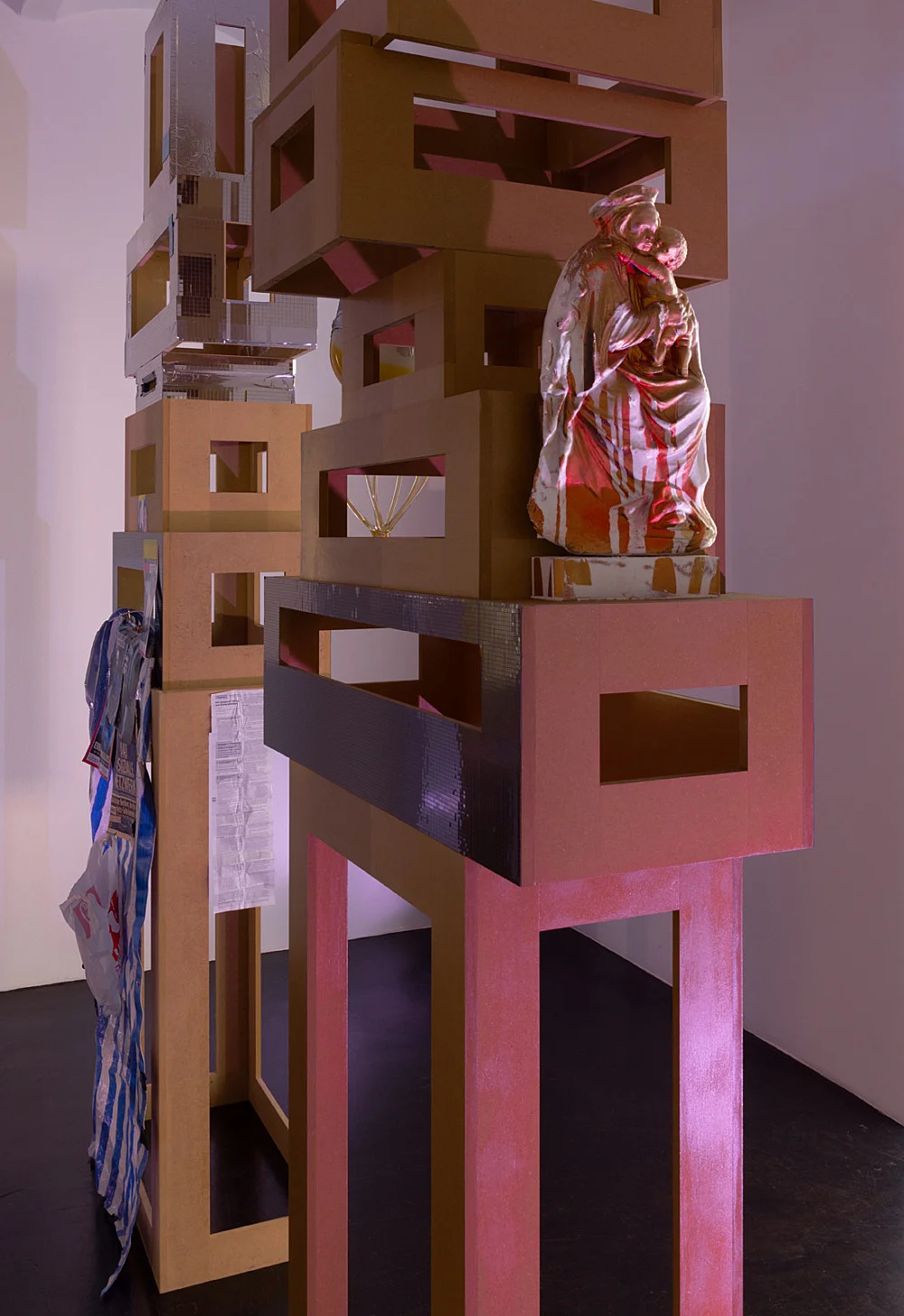 4 Turme, 3 Stelen, Schauspieler und Vollmond — Isa Genzken — Exhibitions — Galerie Buchholz — Image 07