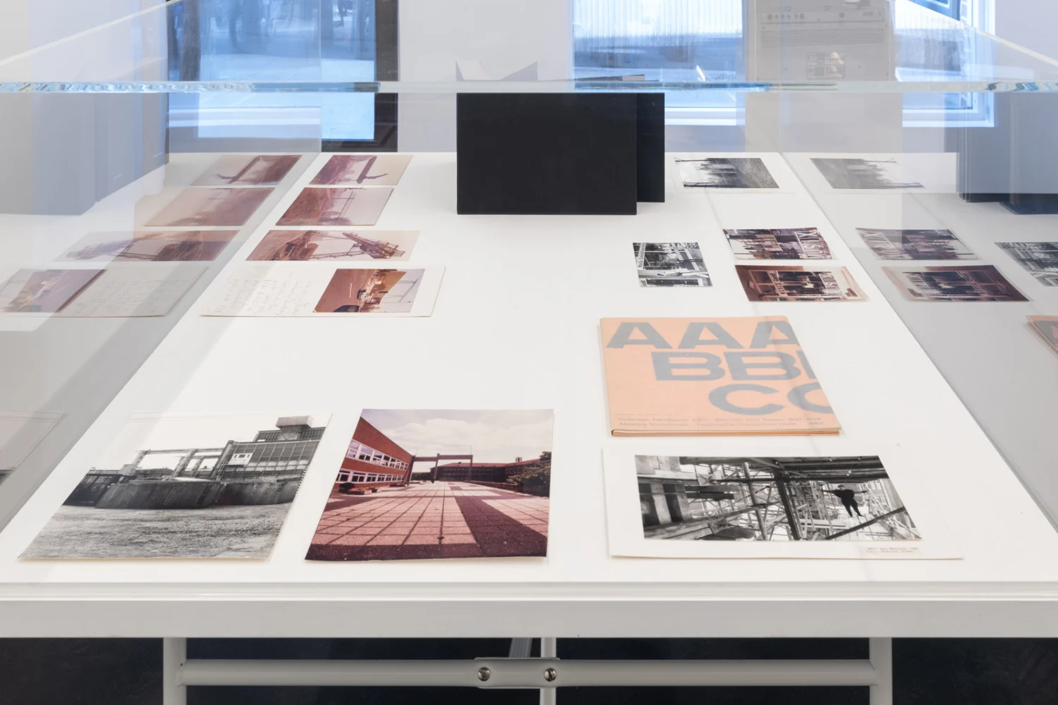 ProjectsforOutsideISAUSA — Isa Genzken — Exhibitions — Galerie Buchholz — Image 09