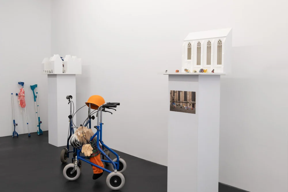 ProjectsforOutsideISAUSA — Isa Genzken — Exhibitions — Galerie Buchholz — Image 00