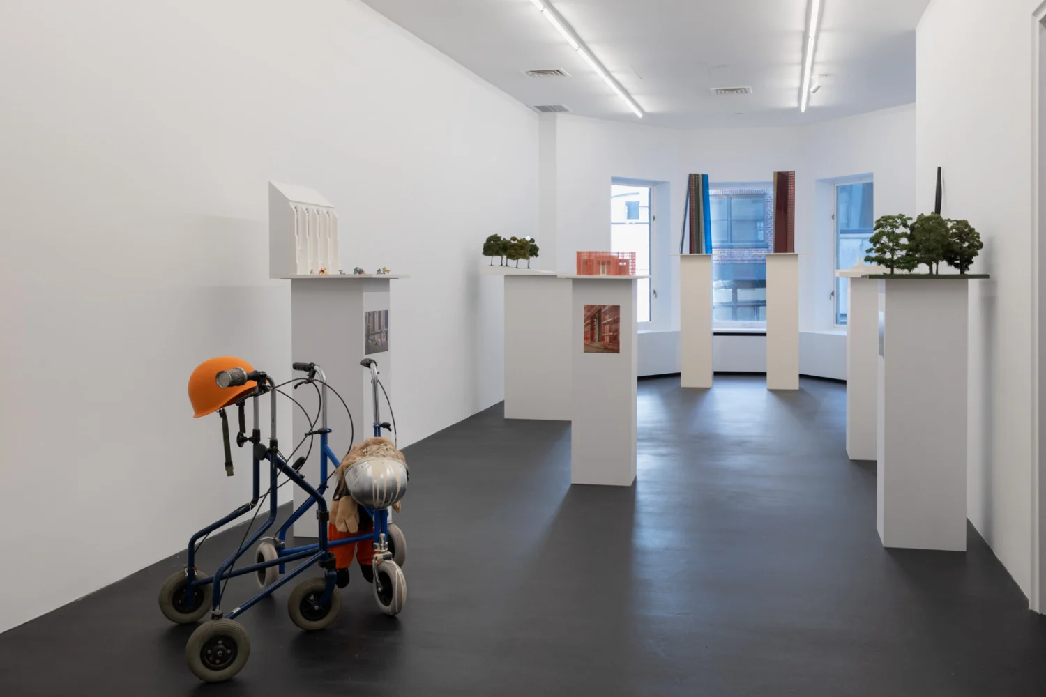 ProjectsforOutsideISAUSA — Isa Genzken — Exhibitions — Galerie Buchholz — Image 91
